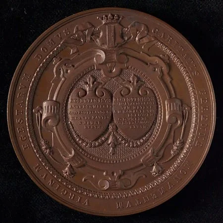Reverso de moneda de Caritas
