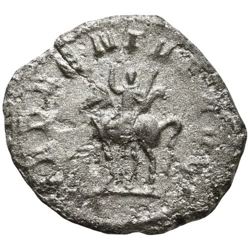 Reverso: Emperador a Caballo en Llegada Triunfal o Carga Militar (ADVENTVS AVG / PROFECTIO AVG / COS V)