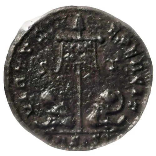 Reverso: Estandarte Militar (Vexillum) o Trofeo entre Cautivos Sentados (VIRTVS EXERCIT / DE GERM)